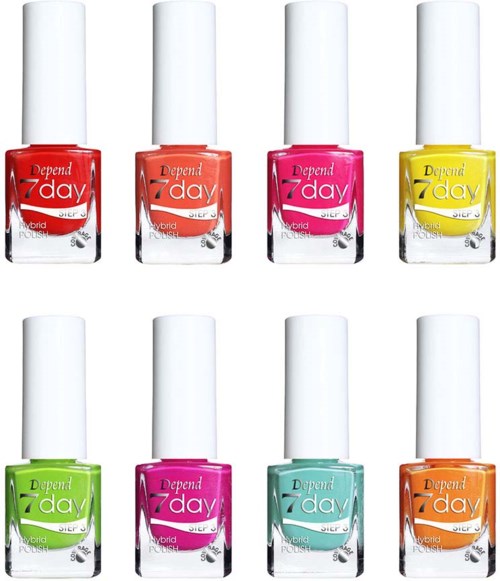 Åtta flaskor med färgglad nagellack i rött, orange, rosa, gult, grönt och blått. Varje har en vit hatt.