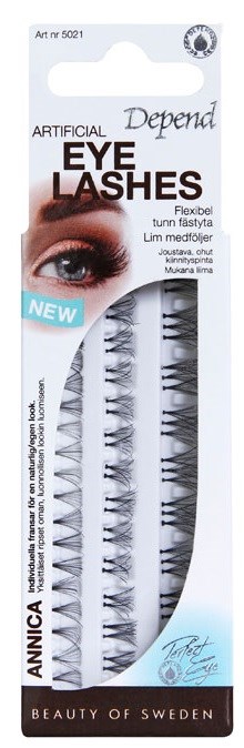 Förpackning för konstgjorda ögonfransar, visar en bild av ett kvinnligt öga, märkesnamn och produktdetaljer.
