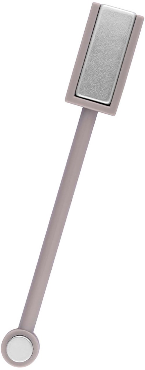 Een lange stok met een rechthoekig, plat, glanzend metalen deel aan de top, waarschijnlijk een keukenkrabber of spatel.