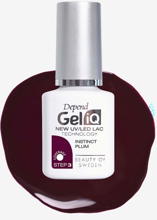 Nagellackflaska märkt Depend Gel IQ i lila plommonfärg på vit bakgrund.