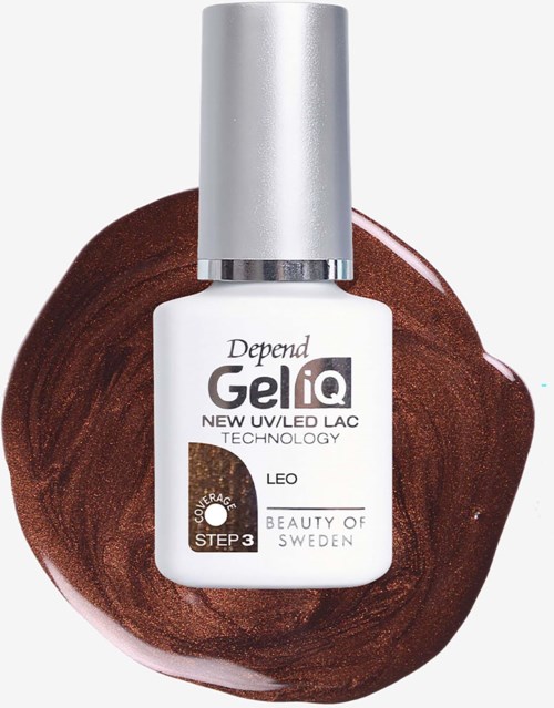 Vitt nagellackflaska med silverlock på ett swipe av brunt sminkprodukt. Text på flaska: Depend Gel IQ.