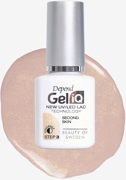 Vit nagellackflaska med silverlock på en rosa glittrig bakgrund.