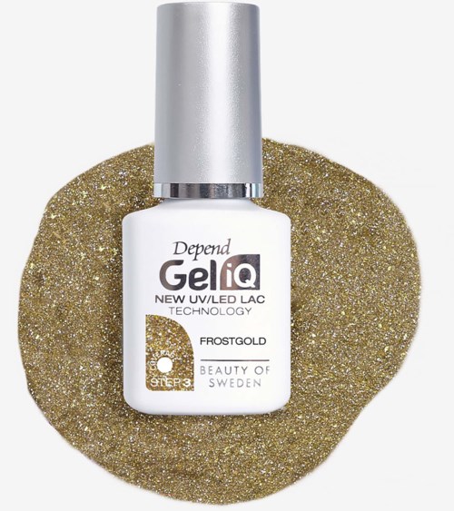 En vit nagellackflaska med silverlock på en glittrig guldig yta, etiketten säger Depend GelIQ FrostGold.