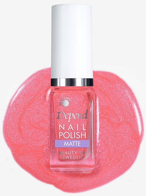 Roze nagellakfles op een bijpassende roze achtergrond. Witte dop, zilveren band en winkelnaam zichtbaar.