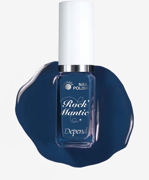 Blå nagellackflaska med vit kork på blå spilld bakgrund. Produktnamn Depend Rock Mantic.