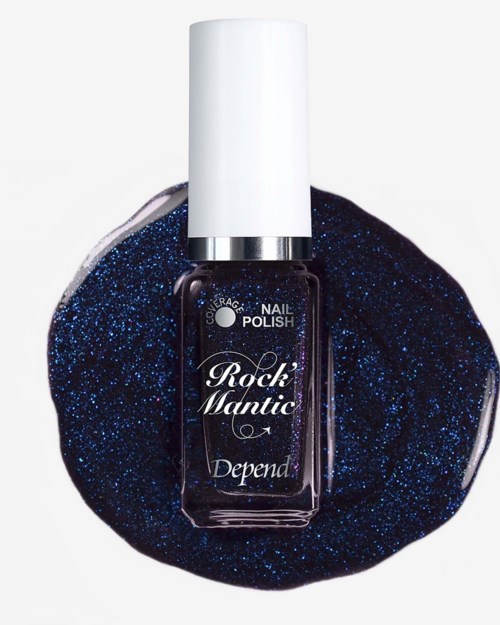 Mörkblå glitternagellackflaska med vit lock, placerad på en matchande glitterbakgrund.