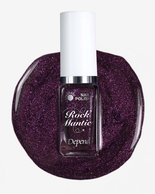 Flaskan med mörklila glitternagellack på en klar yta med lila glitter. Flaskan säger Rock Mantie Depend.