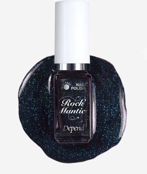 Nagellackflaska med mörklila färg och glittrig blå bakgrund, etiketten lyder Rock Mantic av Depend.