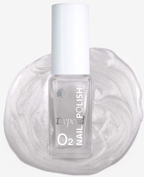 Een doorzichtige nagellakfles met label Depend Nail O2 Polish en witte dop, gelegen op een witte crème.