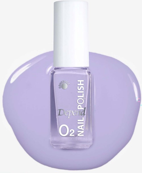 Een fles lavendelkleurige nagellak met een witte dop ligt op een bijpassende lavendelkleurige achtergrond.