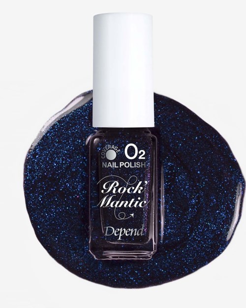Svart nagellackflaska med vit kork och blå glitterbakgrund. Etiketten säger Rock Mantic Depend.