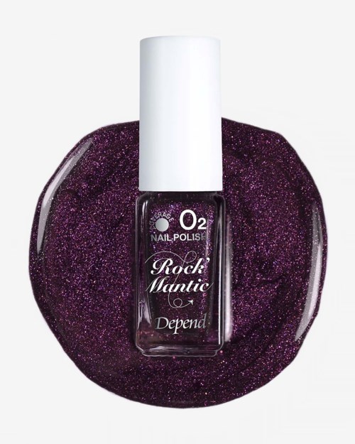 Flaska med mörklila glitternagellack på en matchande glitterlila bakgrund.