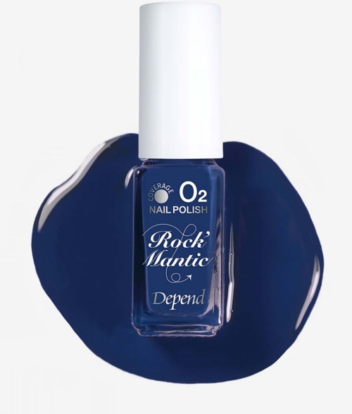 Mörkblå nagellacksflaska med etiketten O2 Nail Polish Rock's Mantic av Depend, med spilld nagellack runt den.