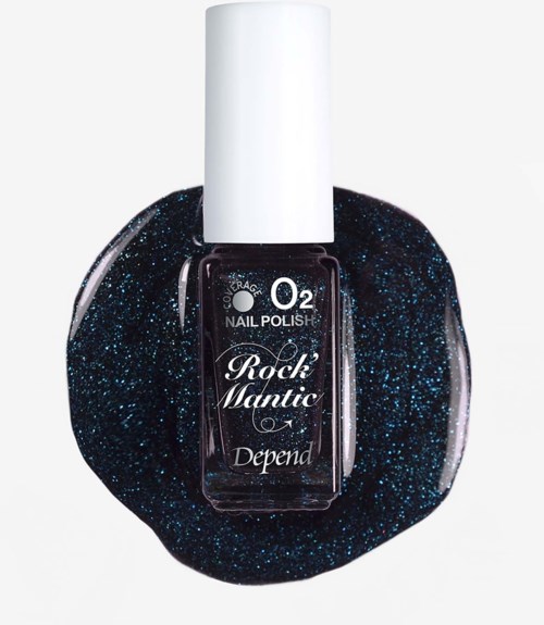 Svart nagellackflaska med vit topp på en svart glittrig yta. Etiketten säger O2 Nail Polish Rock Mantic Depend.