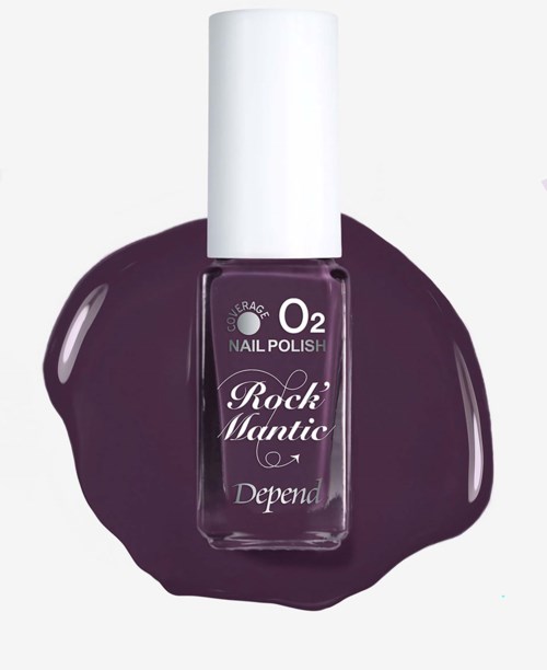 Nagellackflaska i mörklila med vit topp, märkt Rock Mantic O2 Depend, omgiven av spilld nagellack.