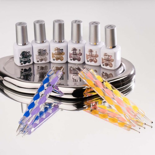 Nagellakflesjes en decoratieve nagelpennen op een glanzende ondergrond.