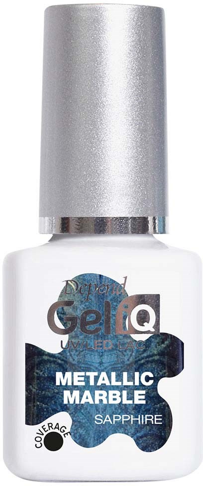En hvit neglelakkflaske med metallisk sølvhette og etikett som sier "GeliQ Metallic Marble Sapphire."
