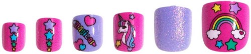 Färgglad nagelkunst med stjärnor, hjärtan, enhörning, regnbåge och glitter. Naglarna är rosa och lila med roliga mönster.