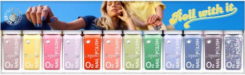 Färgglada nagellackflaskor med barns händer ovanför. Ljusstark bakgrund och lekfull text som säger "Fall with it."