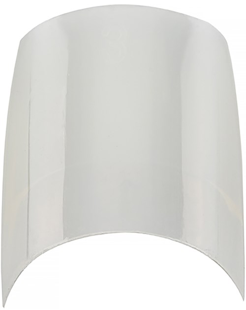 En vit, böjd föremål, troligen en plast- eller metalldel, formad som ett delvis cylindriskt skydd.