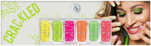 En leende kvinna med färgglad, kreativ makeup som håller en ljus rosa nagellack. Sex nagellacksflaskor visas nedanför.