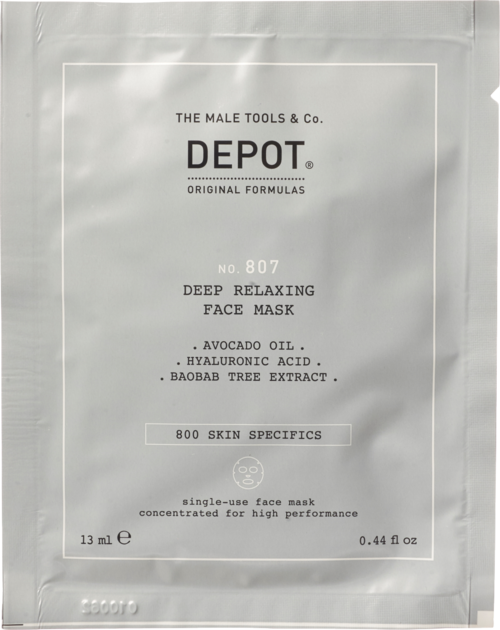 Een gezichtsmasker verpakking gemarkeerd DEPOT, met ingrediënten zoals avocado olie en hyaluronzuur, voor diepe ontspanning.