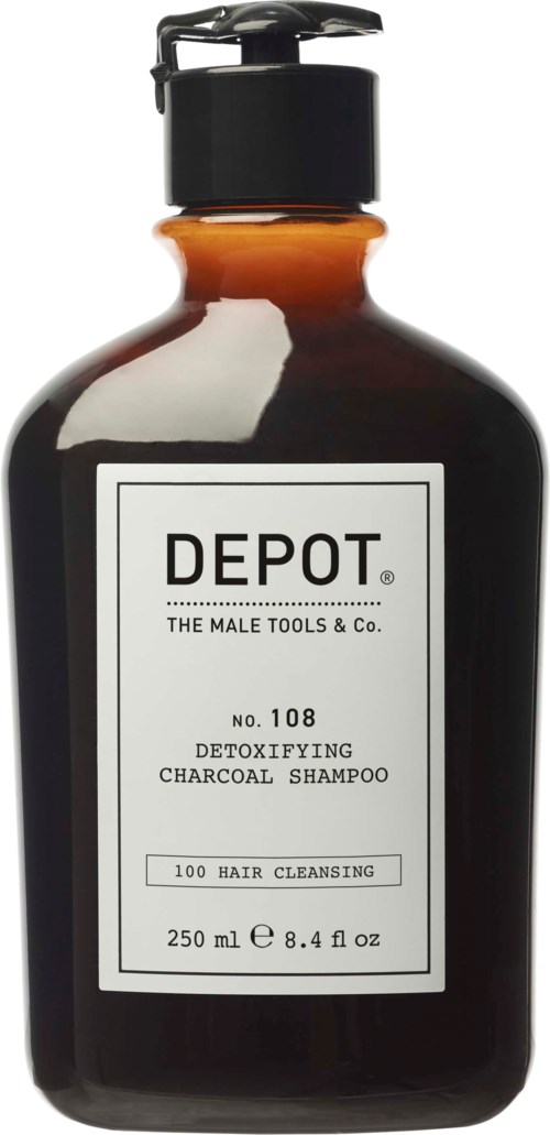 Een donkerbruine fles met een zwart pompje, met label 'DEPOT Detoxifying Charcoal Shampoo', voor haarreiniging.