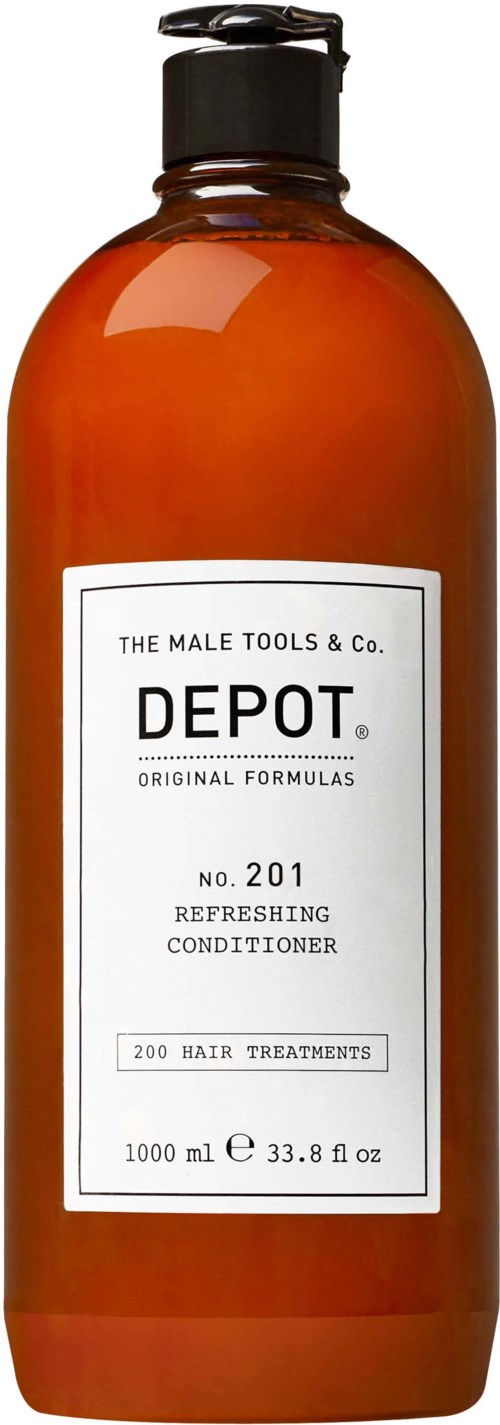 Een amberkleurige fles met een zwart deksel, gemarkeerd DEPOT. Het is een conditioner voor haar met 200 behandelingen, 1 liter.