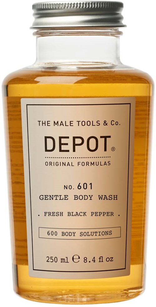 En klar flaska med gult vätska, silverlock, etiketten säger Depot Gentle Body Wash med svartpeppar, 250 ml.