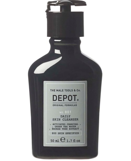 Svart flaska med pump märk 'Depot Daily Skin Cleanser' innehållande aktivt kol och grönt tevatten.
