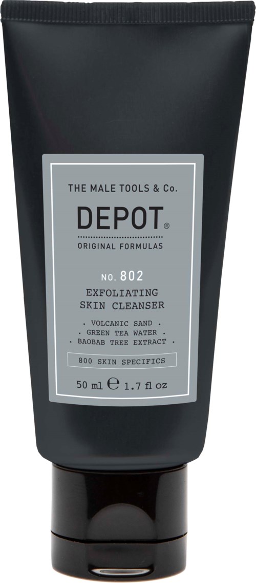 En svart tube med en etikett som nevner DEPOT Skin Cleanser, størrelse og ingredienser som vulkansk sand og grønn te. 