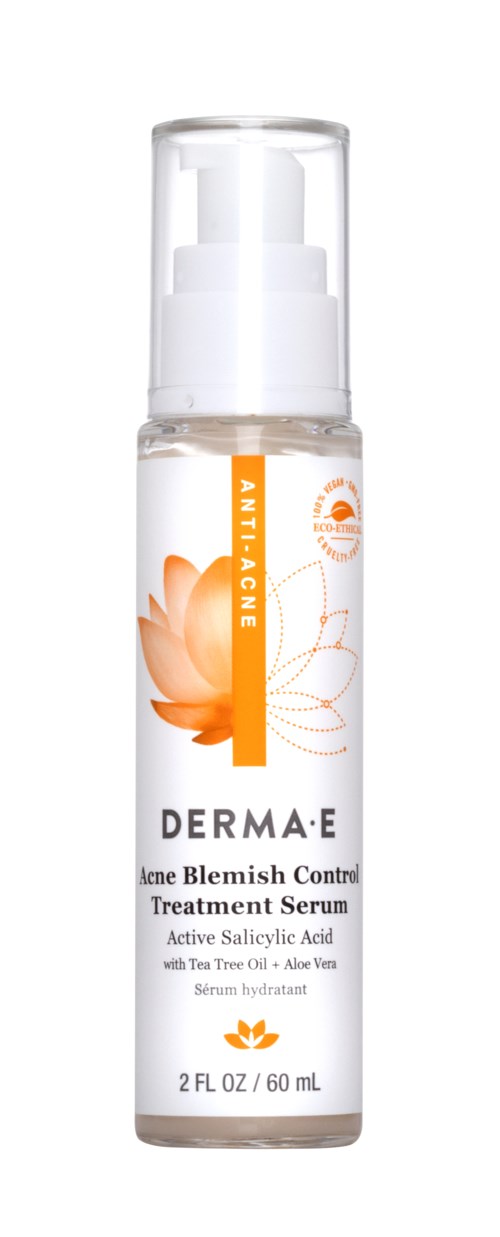 Een doorzichtige fles met pomp, gemerkt Derma E acnebehandelingsserum met natuurlijke ingrediënten en oranje ontwerp.