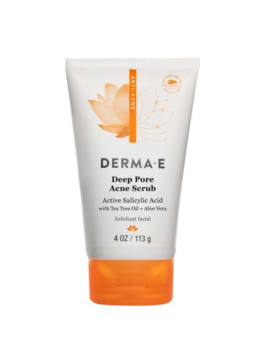 Een witte en oranje gezichtspeeling tube met tekst over acnebehandeling en natuurlijke ingrediënten.
