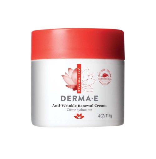 Een potje met crème gemarkeerd Derma-E Anti-Wrinkle Renewal Cream, met rode deksel en lotusbloemafbeeldingen, benadrukt anti-rimpelvoordelen.