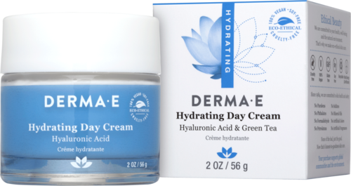 Een pot en doos van Derma-E hydraterende dagcrème met hyaluronzuur en groene thee voor huidverzorging.