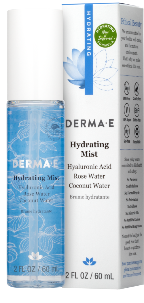 Een blauwe fles hydraterende mist met een witte dop, naast een wit doosje met productgegevens en een lotusbloem.