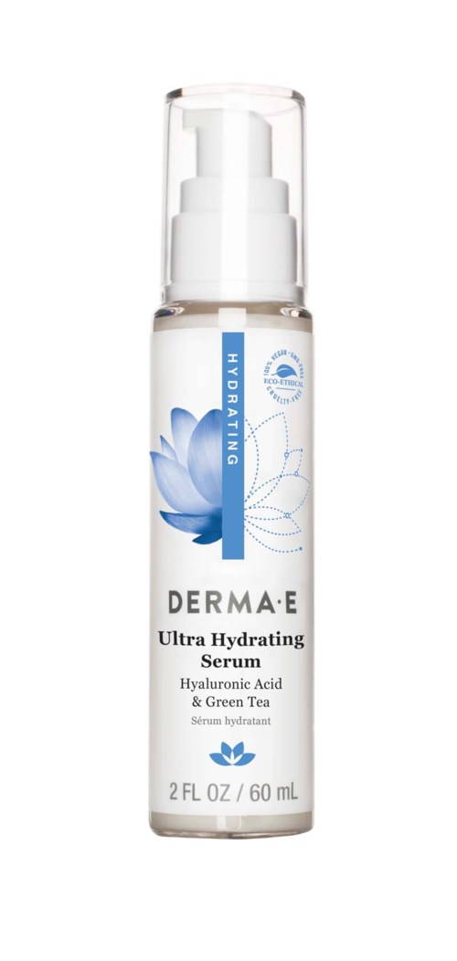Een klein wit flesje met pomp, gelabeld Derma E Ultra Hydrating Serum met blauw en wit ontwerp.