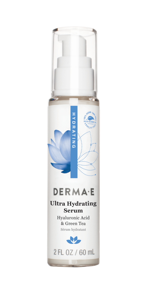 Een kleine witte fles met pomp, gelabeld 'DERMA E Ultra Hydrating Serum' met blauwe en zwarte tekst.