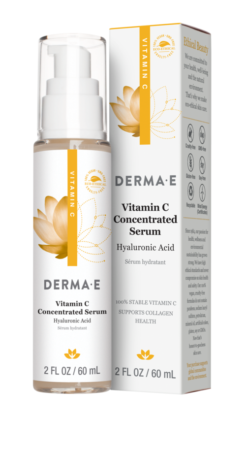 Een witte fles met pomp en een doos, beiden labelen het als vitamine C-serum voor de huid met lotus bloemen.