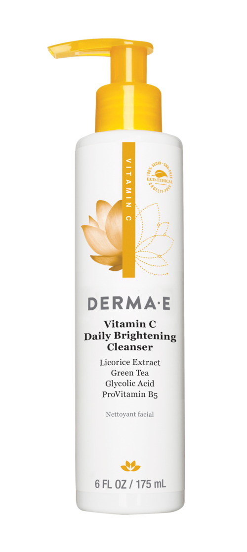 Een witte fles met een gele pomp, met label DERM-E Vitamin C Daily Brightening Cleanser met lotus bloemenillustratie.