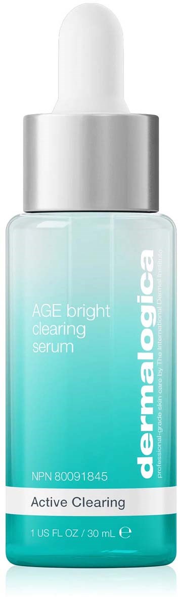 Een huidverzorgingsserum in een klein doorzichtig flesje met een witte druppelkop. Het label zegt 'dermalogica AGE bright clearing serum.'