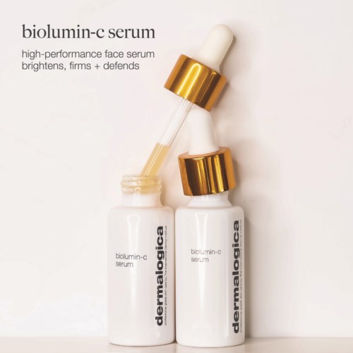 Twee witte flacons met de tekst 'dermalogica biolumin-c serum' en een pipet erboven. Tekst beschrijft het als een krachtig gezichtsserum.