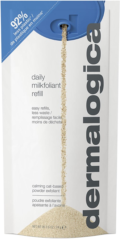 Verschuivende beige poeder uit een blauwe plastic dispenser op witte verpakking. Bevat dagelijkse milkfoiliant navulling met gemakkelijke navullingen.