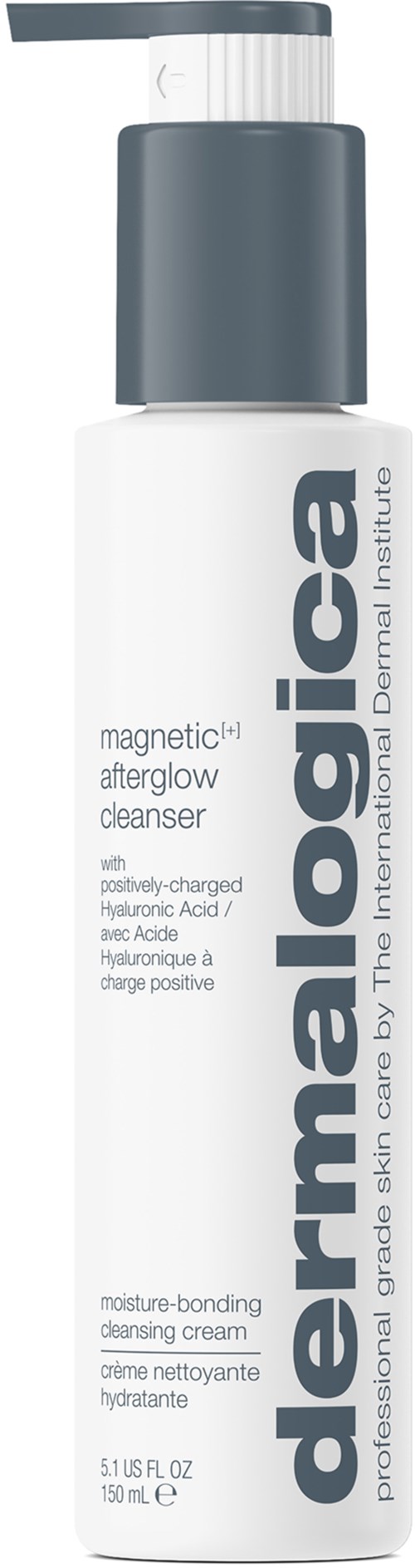 Een witte fles met een grijze pomp, gelabeld Dermalogica magnetic+, voor huidreiniging. Het etiket vermeldt ingrediënten zoals hyaluronzuur.