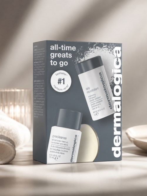 Två hudvårdsprodukter i vita flaskor med grå lock, en etikett står daily microfoliant och den andra precleanse.