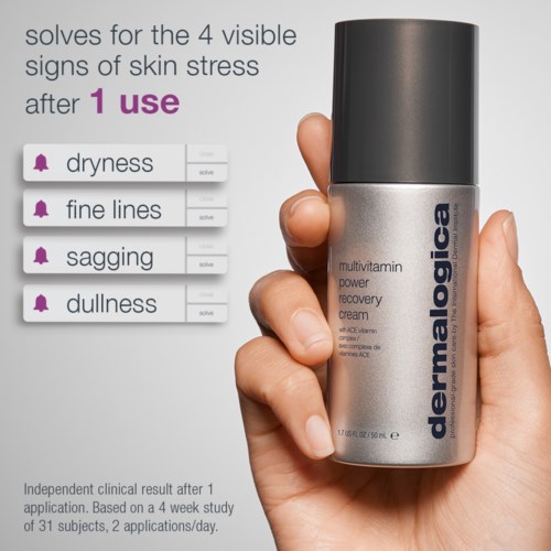 Een hand houdt een zilveren pot met 'dermalogica multivitamin power recovery cream' en tekst over huidstress en voordelen.