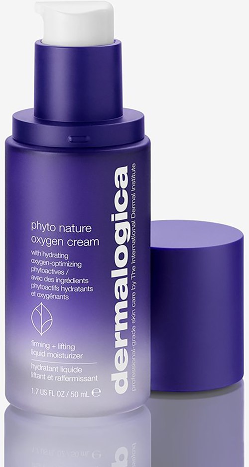 Violetti pullo Dermalology:n happihoidetta ja valkoisella pumpulla ja violetilla korkilla.