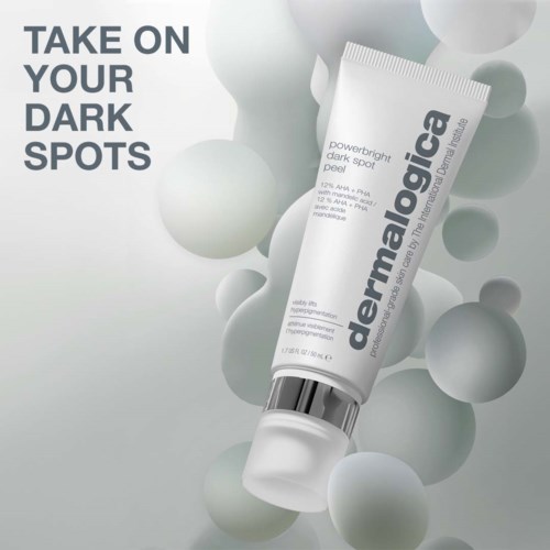 Dermalogica-producten met witte en grijze achtergrond en boodschap over donkere vlekken.