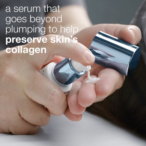 Eine Hand hält eine kleine Flasche mit Serum und weißer Creme, fördert Hautpflege und Kollagen.