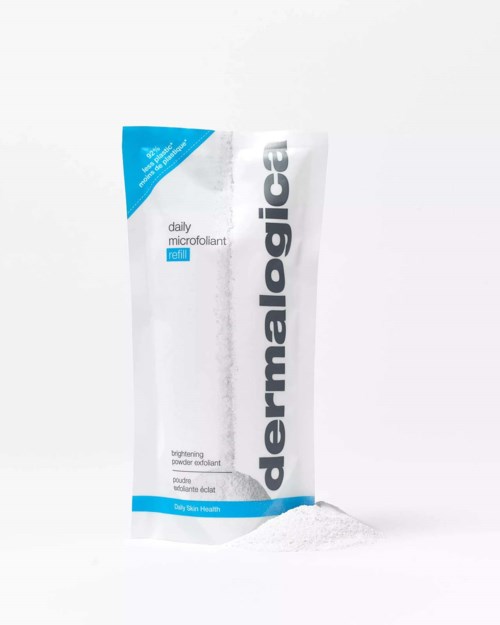 Een witte en blauwe zak Dermalogica daily microfoliant poeder, met wat poeder uitgesprongen voor.
